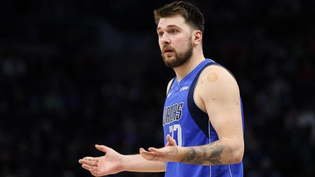 221220093847-01-luka-doncic-jason-kidd-ejected-121922.jpg